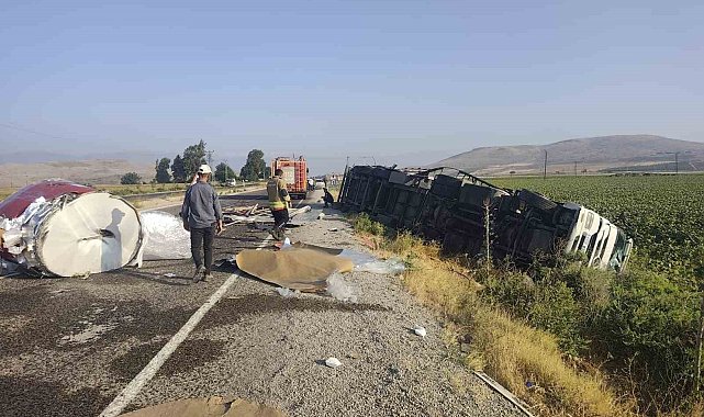 Kumlu'da kaza yapan tırdan yola rulo sac devrildi