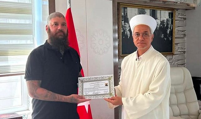 Kur'an-ı Kerim'den etkilenen Macar turist müslüman oldu