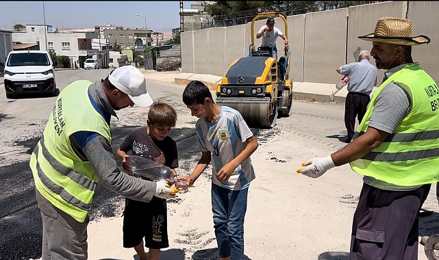Kurtalan'da kavurucu sıcakta çalışan belediye ekiplerine çocuklardan soğuk su ikramı