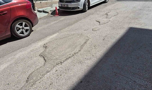 Kurtuluş Mahallesi'ndeki bozuk yollar sürücülere zorluk yaşatıyor