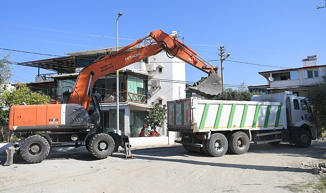 Kuşadası'nda 12 bin metrekarelik yeni yol çalışması başladı