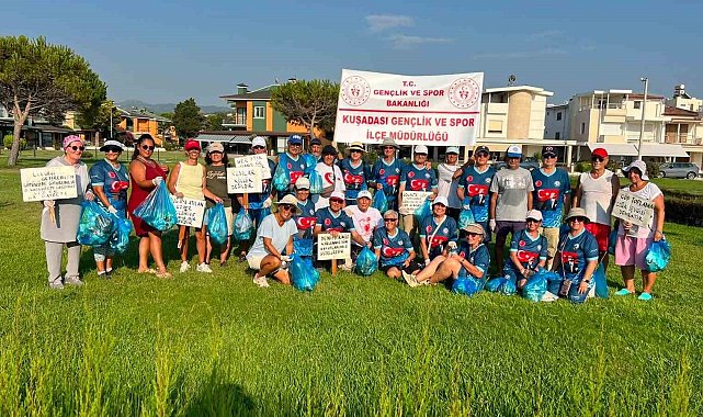 Kuşadası'nda sabah sporu sonrası çevre temizliği