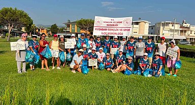 Kuşadası'nda sabah sporu sonrası çevre temizliği