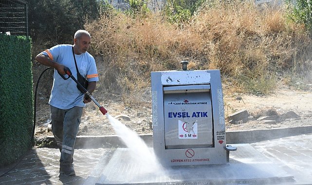 Kuşadası'nda temizlik mesaisi aralıksız sürüyor