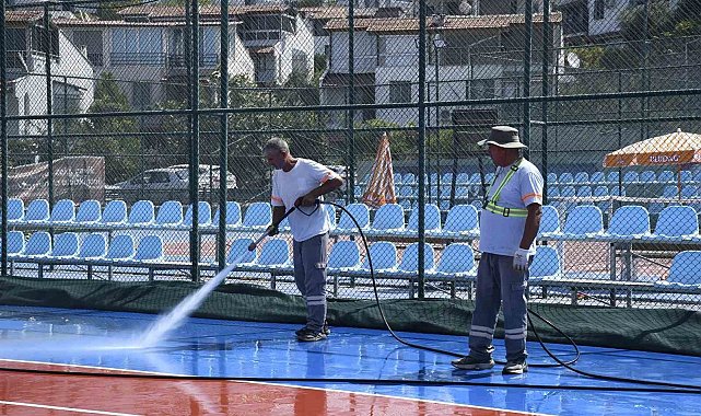 Kuşadası'nda tenis kortları baştan aşağı temizlendi
