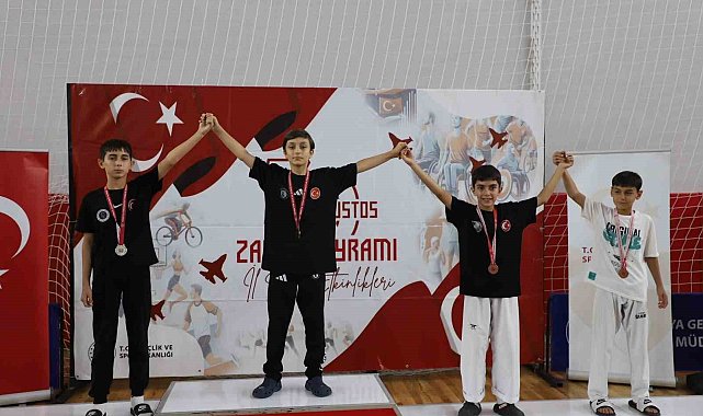 Kütahya'da 30 Ağustos Yıldızlar Taekwondo Zafer Kupası'nda ödül heyecanı
