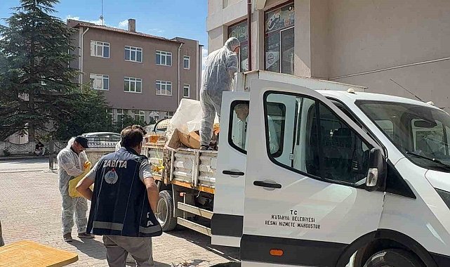 Kütahya'da emekli profesörün iki dairesinden tonlarca eşya ve çöp çıktı