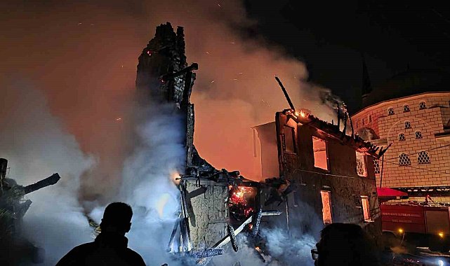 Kütahya'da korkutan yangın: Ahşap ev ve samanlık tamamen yandı
