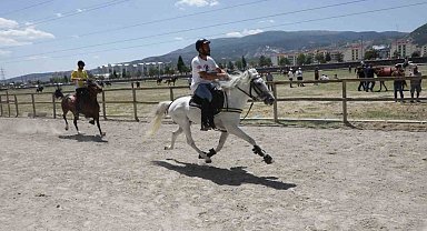 Kütahya'da Rahvan At Yarışları nefes kesti: 43 ilden 130'un üzerinde at şampiyonluk için koştu