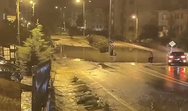 Kuvvetli sağanak ilçede su baskınlarına sebep oldu
