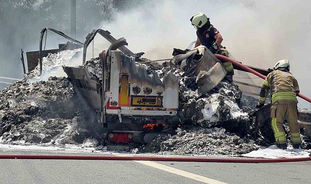 Kuzey Marmara otoyolu Çatalca nakkaş mevkiinde bir tırda bilinmeyen bir nedenle yangın çıktı. Alevler tarım arazisine de sıçrarken, olay yerine çok sayıda itfaiye ekibi sevk edildi.