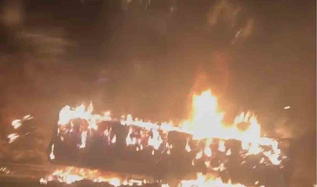 Kuzey Marmara Otoyolunda saman yüklü tır dorsesi alevlere teslim oldu