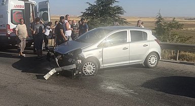 Lastiği patlayan araç bariyerlere girdi: 1'i çocuk 3 yaralı