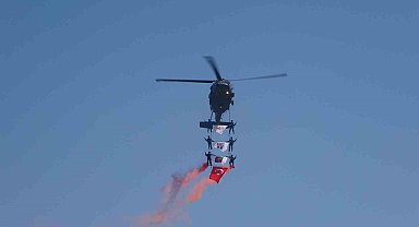 Malazgirt'te jandarma helikopterlerinin gösterisi nefes kesti
