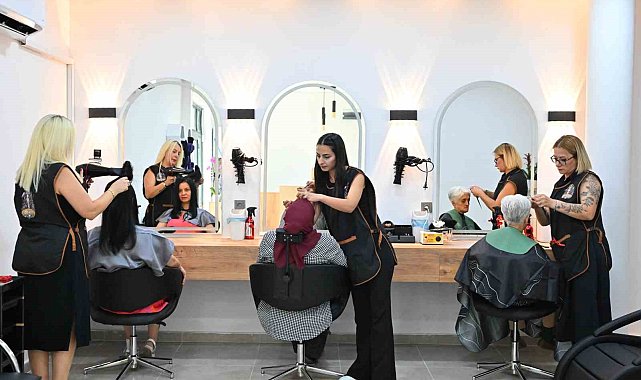Manisa Emekli Kafe'de kuaför ve berber hizmeti başladı