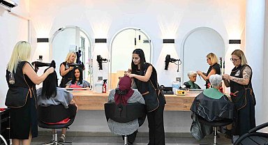 Manisa Emekli Kafe'de kuaför ve berber hizmeti başladı