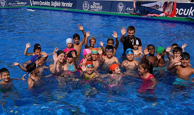 Manisa'da çocuklar hem serinliyor hem yüzmeyi öğreniyor