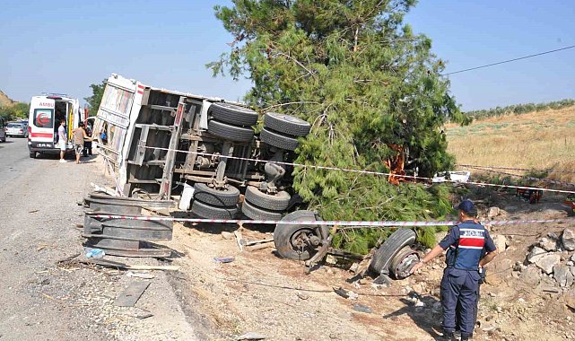 Manisa'da yolcu otobüsü kamyona çarptı: 1 ölü, 7 yaralı