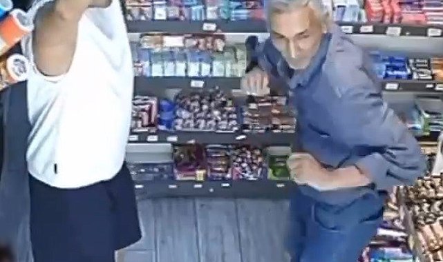 Markette kendini müziğin ritmine kaptıran müşteri ve esnaf kamerada