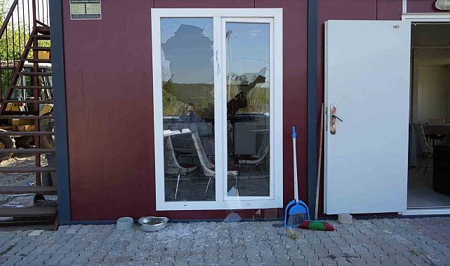 Maskeli saldırgan, beyzbol sopasıyla kooperatifin pencerelerini kırıp kaçtı