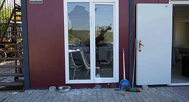 Maskeli saldırgan, beyzbol sopasıyla kooperatifin pencerelerini kırıp kaçtı