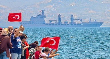 Mavi Vatan gururu Körfez'i sardı... İzmit Körfezi'nde tarihi geçiş