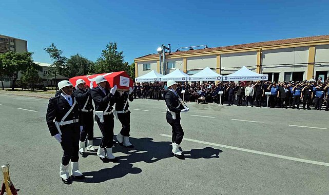 Merhum polis babasını asker selamı ile uğurladı
