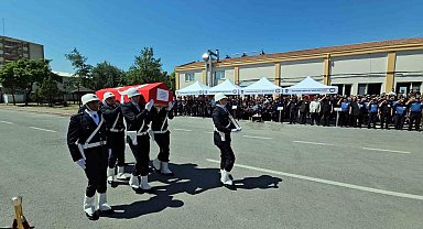 Merhum polis babasını asker selamı ile uğurladı