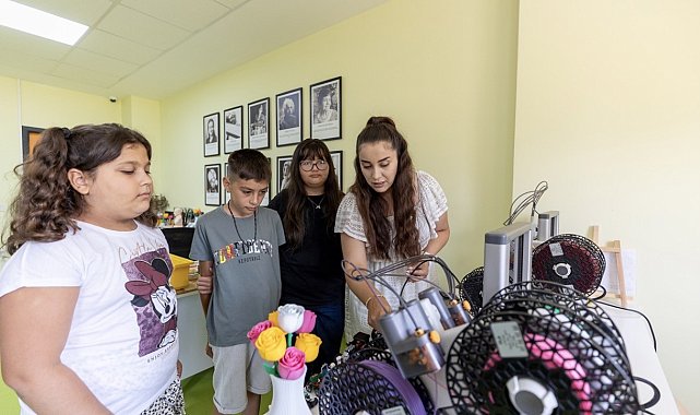 Mersin'de çocuklar Rubik Küp çözen robot geliştirdi