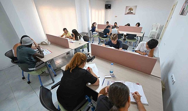 Mersin'de gençler sınavlara okuma salonunda hazırlanıyor