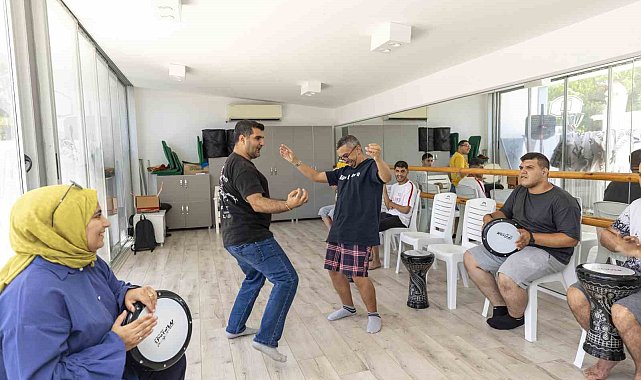 Mersin'de özel bireyler yazın tadını etkinliklerle çıkarıyor