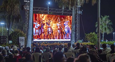 Mersin'de çocuklar açık havada sinema keyfi yaşadı