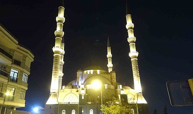 Mevlid Kandili'nde Abdülhamid Han Camii doldu taştı
