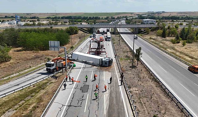 Meyve yüklü tır devrildi, Avrupa Otoyolu saatlerce ulaşıma kapandı