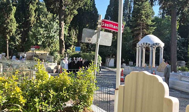 Mezarın açılacağını duyan cemaat mensupları Karacaahmet Mezarlığı'nda toplandı