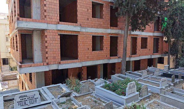 Mezarlık manzaralı sıfır daireler ilginç görüntüler oluşturdu