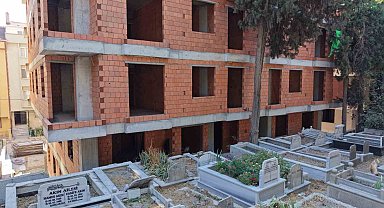 Mezarlık manzaralı sıfır daireler ilginç görüntüler oluşturdu