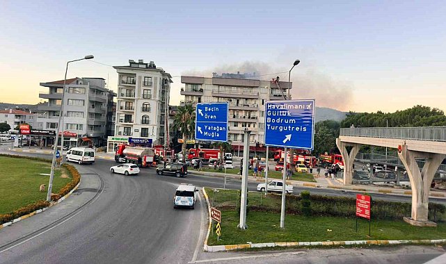 Milas'ta 5 katlı binanın çatısında yangın