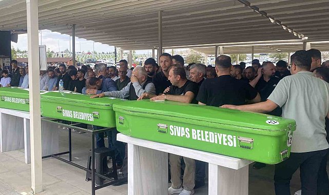 Minibüs kazasında hayatını kaybeden 3 kişi son yolculuğuna uğurlandı