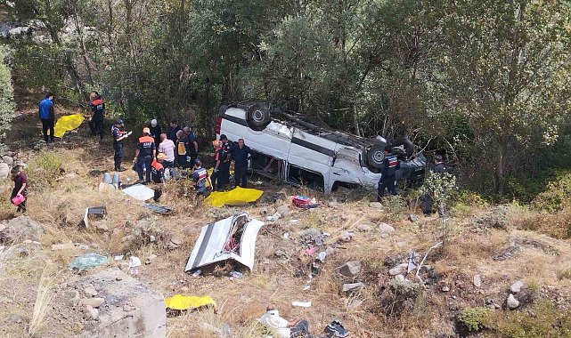 Minibüs şarampole uçtu: 4 ölü, 10 yaralı