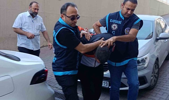 Misafir olarak gittiği evin sahibini bıçaklayarak öldüren şüpheli adliyeye sevk edildi