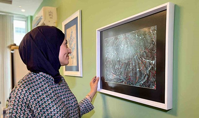 Modern anlayışla sürdürdüğü ebru sanatını gelecek nesillere aktarıyor