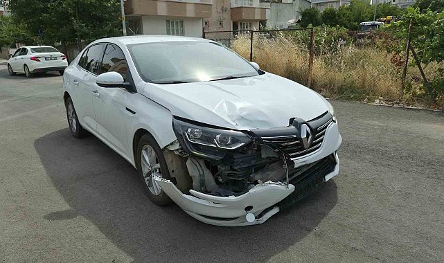 Motosiklet ile otomobil çarpıştı: 2 yaralı