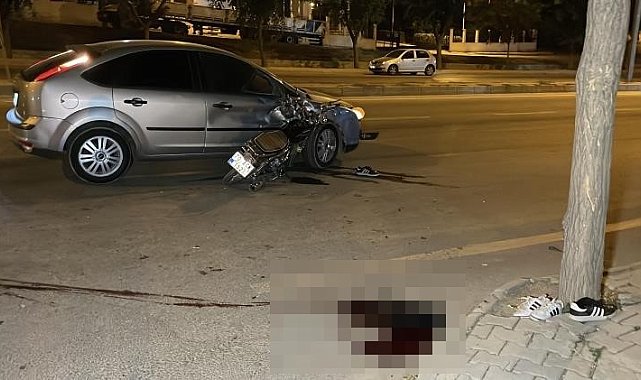 Motosiklet otomobile ok gibi saplandı: 1 ölü, 1 yaralı