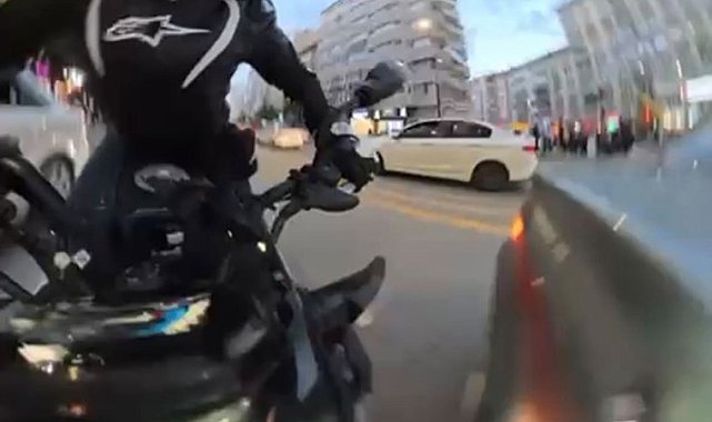 Motosiklet sürücüsü otomobile çarparak takla attı, o anlar kameraya yansıdı