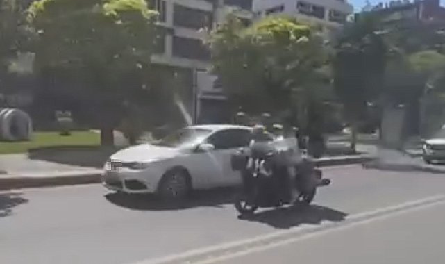 Motosiklete ters oturarak yaptıkları kasksız yolculuk 'pes' dedirtti