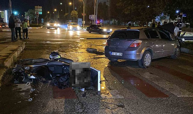 Motosikletle çarpışan otomobil direği yıktı: 5 yaralı
