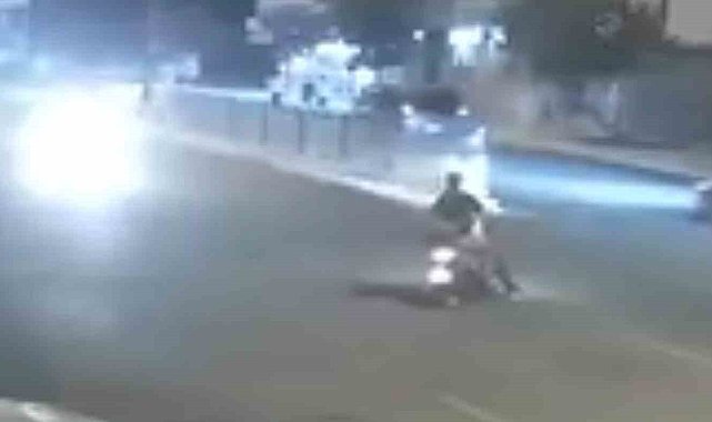 Motosikletteki 2 kişinin ölümden döndüğü kaza kamerada