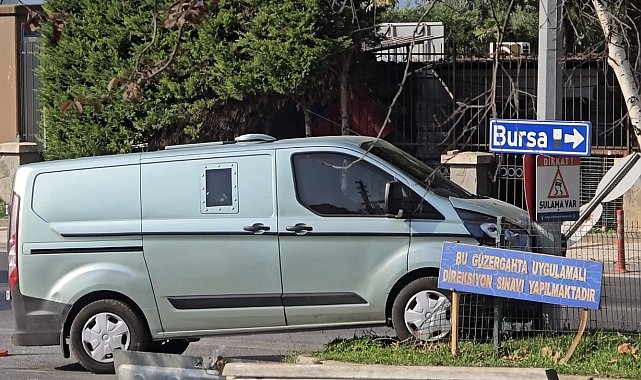 Mudanya'da zırhlı banka aracı elektrik direğine çarptı
