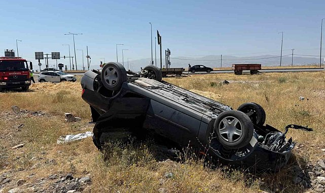 Muş-Bingöl kara yolunda otomobil takla attı: 3 yaralı